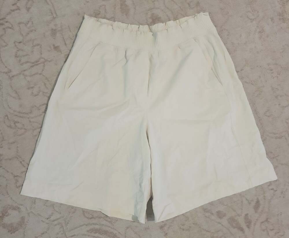 Lululemon shorts Womens Sz Large WACT Active Smocked High Rise Ivory. DW